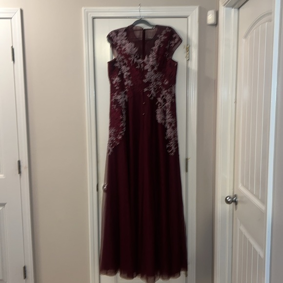 TERI JON BEADED APPLIQUÉ GOWN: NEW WITH TAG - Picture 10 of 10